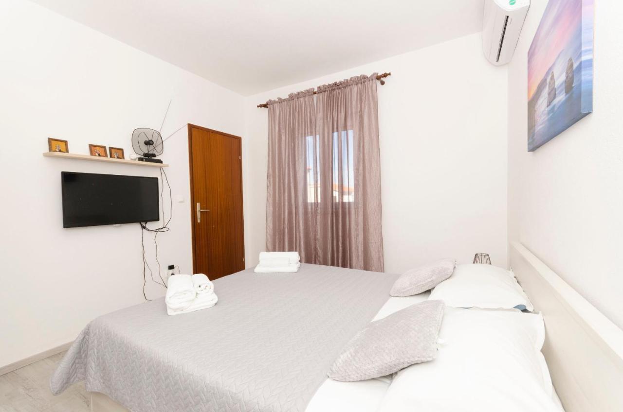 Apartments Silvana Supetar Ngoại thất bức ảnh